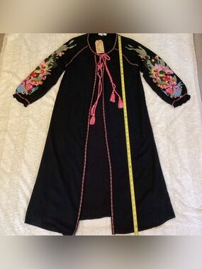 ANDREE by Unit LONG BLACK DUSTER/JACKET EMBROIDERED SLEEVES TIE CLOSURE SZ LARGE